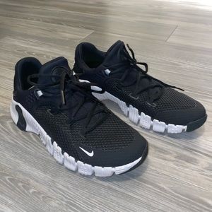 BLACK & WHITE NIKE FREE METCON SNEAKERS